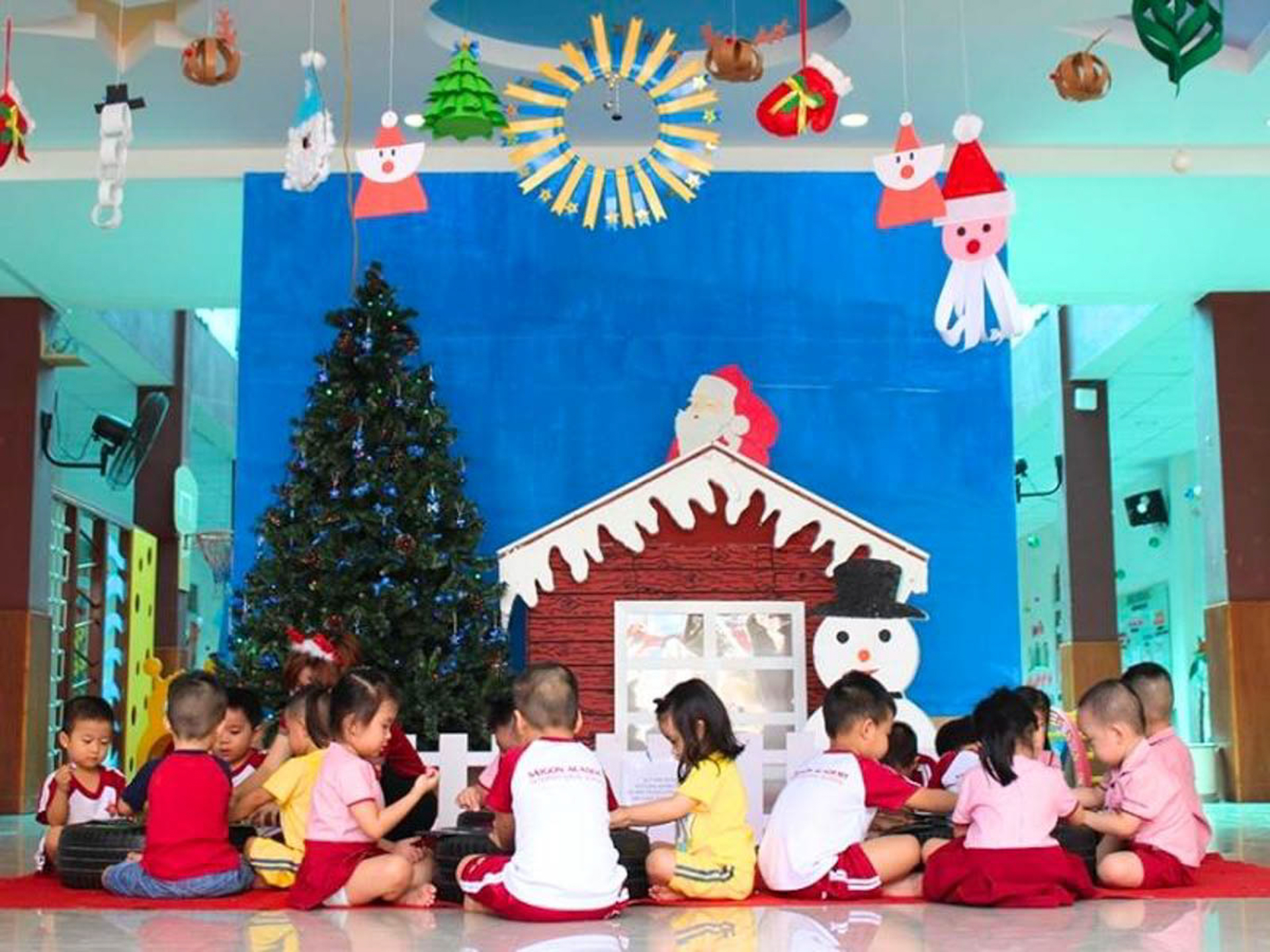 Hướng dẫn phối đồ đi chơi noel đơn giản, hiệu quả.