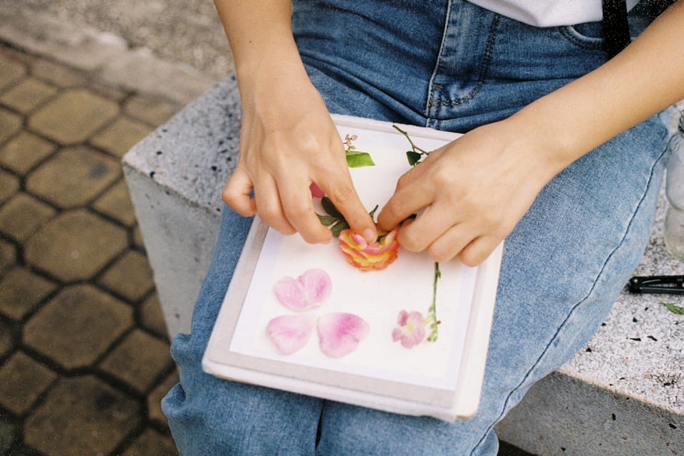 nhavantuonglai chuyên viết lách, chia sẻ và hướng dẫn thuần thục khi thực hành viết lách qua những bài chia sẻ trên Instagram chính thức.